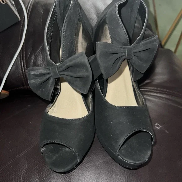 Elegant Black High Heels with Bow Accent - Picture 3 of 6